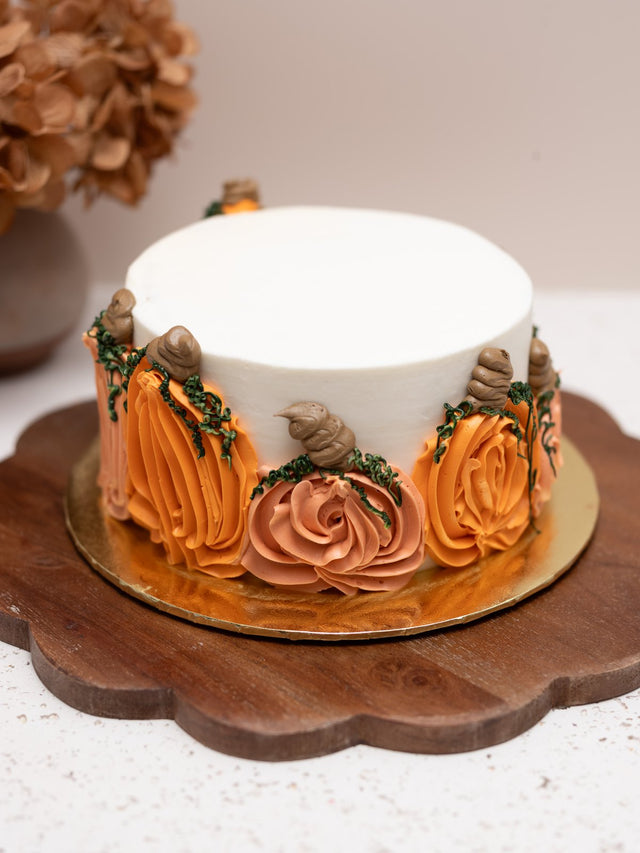 Pumpkin patch cake, side view
